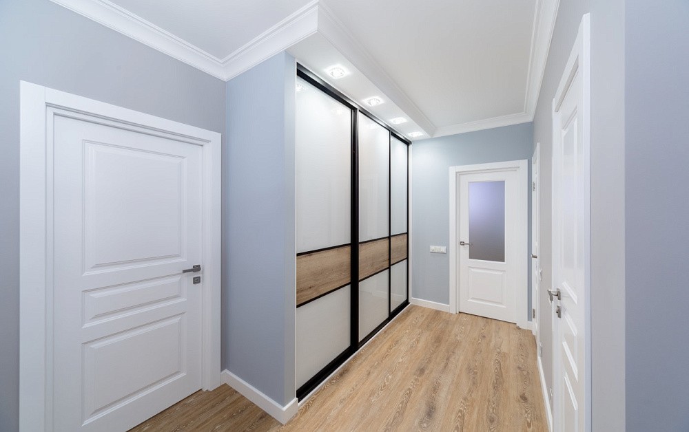 Шкафы-купе в прихожей и спальне