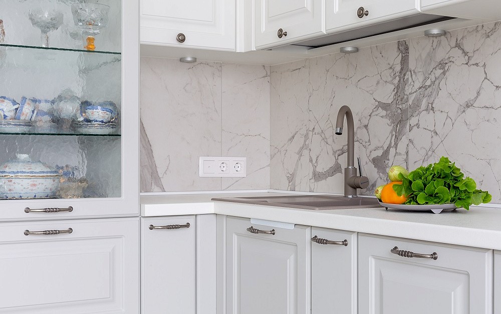 Кухня под потолок во французском стиле