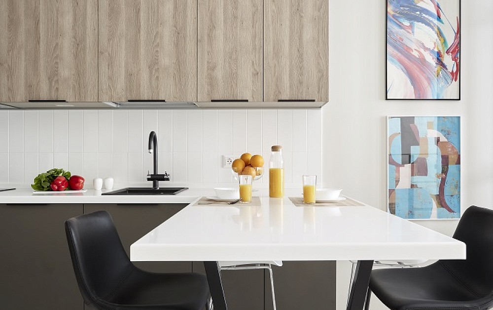 Большая П-образная графитово-белая кухня