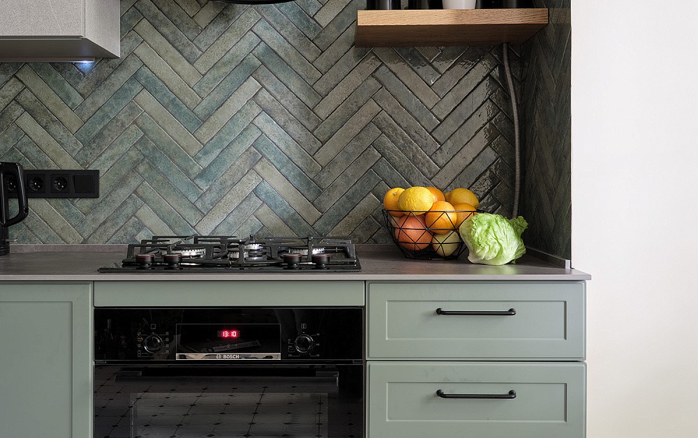 Кухня в московской сталинке в духе норвежского леса