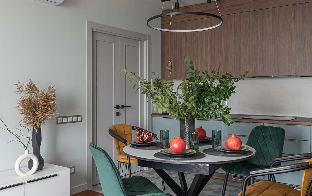 Акцентная Г-образная кухня под потолок