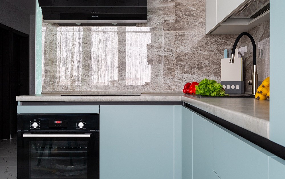 Нежно-голубая кухня в минималистичном интерьере