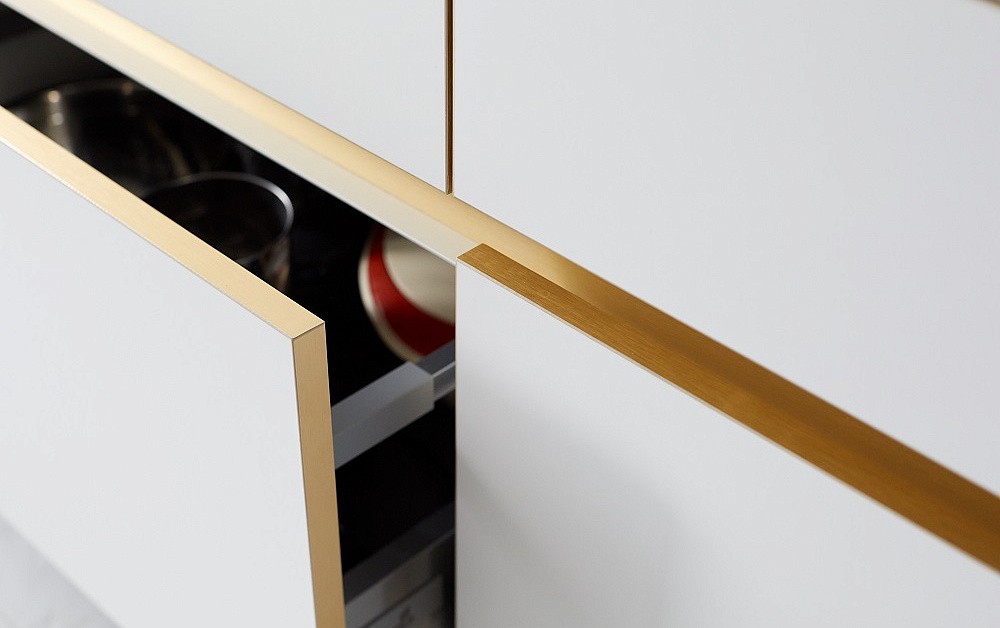 Белоснежная кухня с золотой фурнитурой